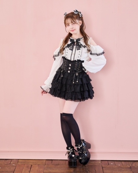 リズリサ　スカパン チュール＆レース＆フリル　ティアード　未使用タグ付き チェーンベルト付タックフレアスカパン ｜ LIZ LISA（リズリサ）公式
