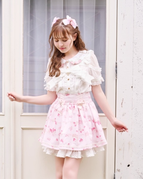 予約商品】ストロベリー刺繍ブラウス ｜ LIZ LISA（リズリサ）公式通販