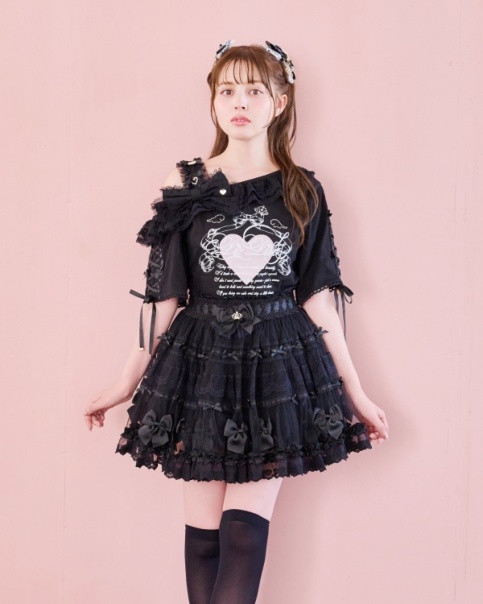 新品未使用 LIZLISA リズリサ リボン ティアード フリル スカート 地雷 チェーンベルト付タックフレアスカパン ｜ LIZ LISA（リズリサ